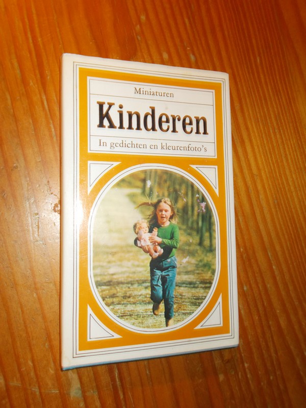 DRIMMELEN, W. VAN (Samenst.), - Miniaturen. Kinderen in gedichten en kleurenfoto's.