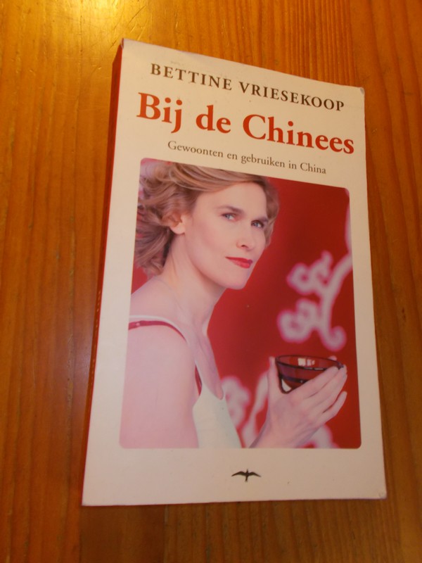 VRIESEKOOP, BETTINE, - Bij de Chinees. Gewoonten en gebruiken in China.