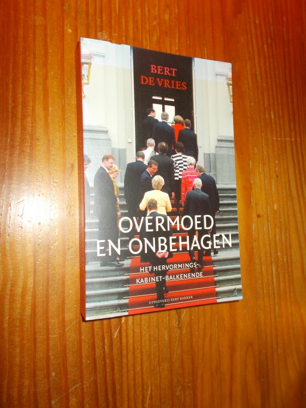 VRIES, BERT DE, - Overmoed en onbehagen. Het hervormingskabinet Balkenende II.