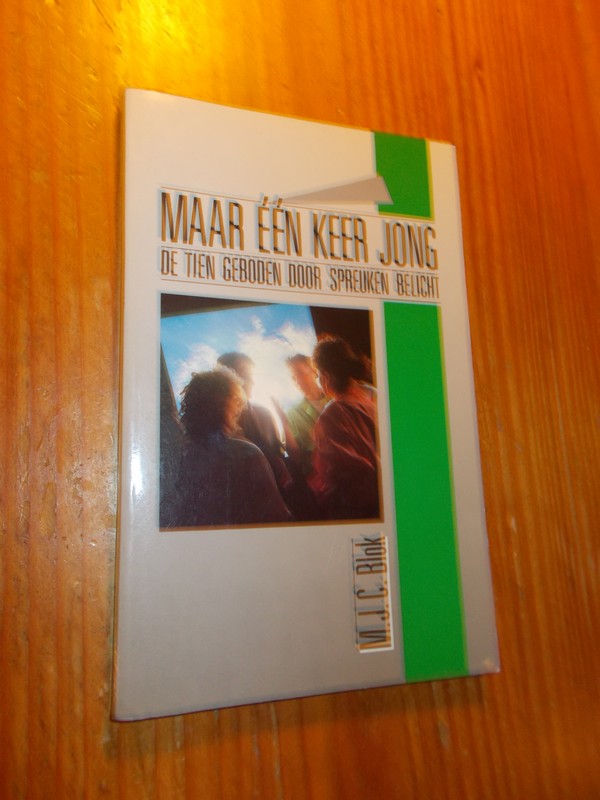 BLOK, M.J.C., - Maar een keer jong. De tien geboden door spreuken belicht.