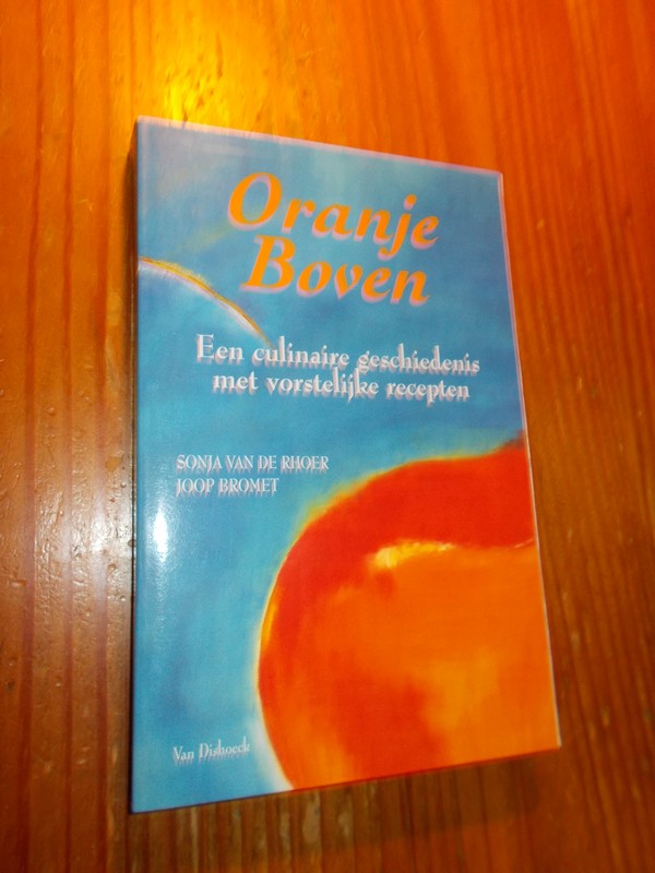 RHOER, SONJA VAN DE & BROMET, JOOP, - Oranje boven. Een culinaire geschiedenis met vorstelijke recepten.