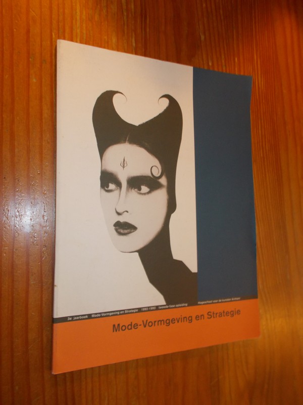 RED.- - Mode-vormgeving en strategie. 3e jaarboek.