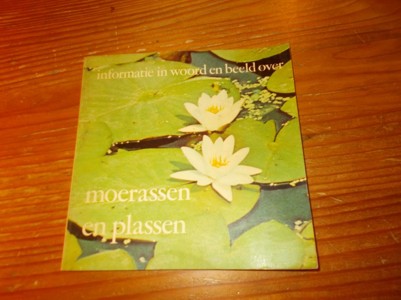 HOED, G. DEN, - Informatie in woord en beeld over moerassen en plassen.